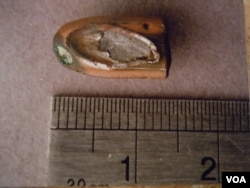 六四紀念館展出當年大學生在天安門廣場拾獲的彈頭照片(美國之音湯惠芸)