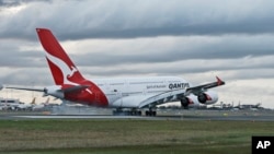 悉尼機場的澳洲航空A380飛機。中國政府曾敦促美國航空、美聯航和澳洲航空公司，要求他們承認“台灣是中國的一部分”，將台灣列為“中國台灣”。