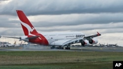 悉尼機場的澳洲航空A380飛機。中國政府曾敦促美國航空、美聯航和澳洲航空公司，要求他們承認“台灣是中國的一部分”，將台灣列為中國的省份。