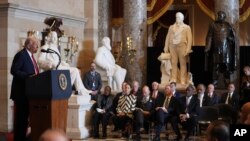 Дональд Трамп выступает на Национальном молитвенном завтраке в Капитолии в Вашингтоне, 6 февраля 2025 года. (фото AP/Evan Vucci).