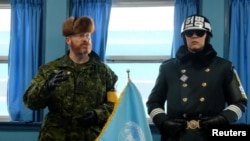 聯合國軍事停戰委員會指揮官瓦特（左）2018年2月8日在非軍事區接待媒體採訪