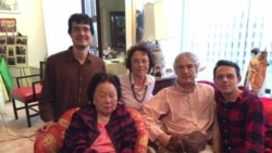 Paul Sikivie (右) 與父親Pierre Sikivie、母親Cynthia Chennault、弟弟Michael、外祖母陳香梅在陳香梅生前位於華盛頓水門飯店的寓所。 (照片來源: Cynthia L. Chennault)