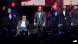 五位美国前总统在德克萨斯A&M大学出席一场为飓风受灾民众筹款的音乐会。（2017年10月21日）