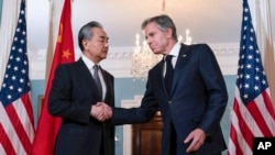 美国国务卿布林肯与中国外长王毅周四（10月26日）在美国国务院会晤结束后握手。