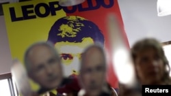 委內瑞拉反對派政黨聯盟總部記者會上，有人手舉反對派領導人萊德斯馬的畫像 (2017年8月1日)