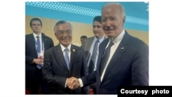 美國總統拜登與台灣APEC領袖代表林信義在秘魯首都利馬舉行的APEC峰會期間短暫交流。 (照片來源：台灣APEC代表團)