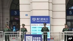 武汉封城后武警把守汉口火车站。（2020年1月23日）