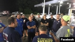 路易斯安那“卡真海军“志愿队员前往德克萨斯州前讨论行动计划。