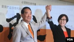 台灣親民黨主席宋楚瑜11月13日在台北長榮酒店宣布參加台灣2020年總統大選,並和副手余湘攜手亮相。 (美國之音記者齊勇明拍攝)