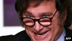 2023年10月22日，哈維爾·米萊(Javier Milei)在其位於布宜諾斯艾利斯的政黨總部獲悉第一批總統選舉結果後向他的支持者發表講話。 （法新社照片）