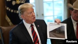 特朗普總統手拿美墨邊界建造隔離牆設計圖。