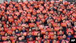 南韓國會議員在首爾的一場集會上要求彈劾涉及上千萬美元腐敗醜聞的總統朴槿惠(2016年12月7日)
