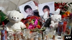 2018年2月16日，佛羅里達州帕克蘭的紀念場所有15歲的華裔學生王孟杰（Peter Wang）的照片。面對槍擊案兇手，他勇敢地頂住門，讓同學先離開，最後不幸犧牲。