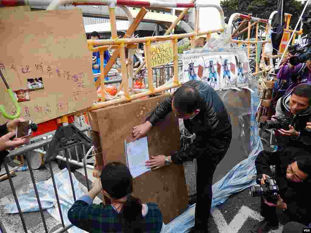 執達主任星期二下午在金鐘佔領區禁制令範圍張貼禁制令 (美國之音 湯惠芸攝)