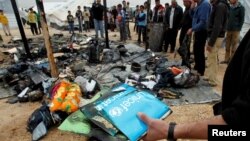 約旦靠敘利亞邊境難民營1月28日火災後﹐難民尋找灰燼下的物品