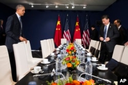 2015年11月30日美国总统奥巴马（左）和中国国家主席习近平在巴黎举行的联合国气候大会上举行会谈。