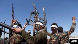 Хуситы в Сане проводят мобилизацию для борьбы с проправительственными силами. Йемен, З января 2017 года. (Photo by Mohammed HUWAIS / AFP).