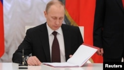 俄罗斯总统普京3月21日签署正式法案并吞克里米亚