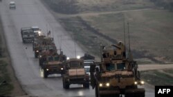 一支由美國軍用車輛組成的車隊出現在敘利亞北部城市曼比季。（2018年12月30日） 