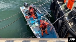 台灣海岸巡防署人員2024年6月9日在接近台北的淡水河沿岸逮捕了一名阮姓中國男子，並登上此人駕駛的快艇。 （台灣海巡署照片）