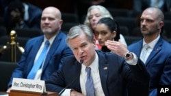 资料照：美国联邦调查局局长克里斯托弗·雷在国会的听证会上讲话。（2023年12月5日）