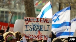 ຜູ້​ປະ​ທ້ວງ​ເຕົ້າ​ໂຮມ​ກັນ​ຢູ່ນອກ​ສຳ​ນັກ​ງານ​ໃຫຍ່​ອົງ​ການ​ສະ​ຫະ​ປະ​ຊ​ຊາດ ໃນ​ນະ​ຄອນ ນິວຢອກ, 4 ທັນ​ວາ 2023.