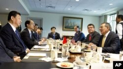 美國國防部長帕內塔(右)星期二在五角大樓和中國國家副主席習近平(左)會晤。