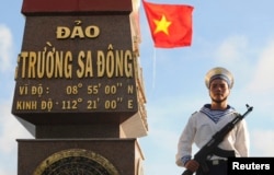 一名越南海军士兵在守卫东长沙岛 （2013年1月7日）