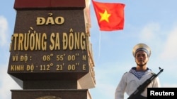 一名越南海军士兵在守卫东长沙岛 （2013年1月7日）