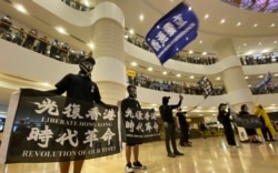 大批身穿黑衣黑裤的示威者6月15日晚在金钟太古广场内挥舞香港独立的旗帜及高呼口号。 (美国之音/汤惠芸)