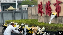 2024年11月13日珠海市一名男子在珠海全民健身广场外为汽车冲撞死难者献花。