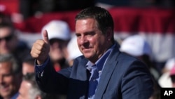 2024年11月3日，德文·努涅斯 (Devin Nunes) 在賓夕法尼亞州利蒂茨的競選集會上做出很棒的手勢。周六，美國當選總統唐納德·特朗普任命這位前美國議員（負責特朗普的真相社交平台）擔任總統情報顧問委員會主席。