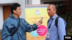 资料照片：美国之音藏语组记者坚赞曲达2018年采访一次会议。