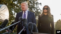 川普总统在第一夫人的陪同下在白宫南草坪登机前往拉斯维加斯之前向记者讲话。 （2017年10月4日）