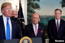 在簽署因知識產權盜竊問題而對中國高科技產品徵收關稅的總統備忘錄前，美國總統特朗普在副總統彭斯、美國商務部長羅斯和美國貿易代表萊特希澤陪同下在白宮講話。（2018年3月22日）