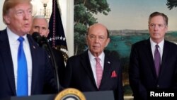 在簽署因知識產權盜竊問題而對中國高科技產品徵收關稅的總統備忘錄前，美國總統川普在副總統彭斯、美國商務部長羅斯和美國貿易代表萊特希澤陪同下在白宮講話（2018年3月22日）