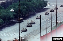 資料照：八九六四期間一名青年在北京長安街攔截解放軍坦克車隊。 （1989年6月5日）