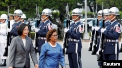 台灣總統蔡英文在台北與馬紹爾群島總統希爾達·海因出席儀仗隊歡迎儀式。 （2018年7月27日）