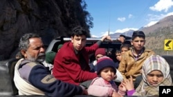 巴基斯坦克什米尔居民逃离查科蒂镇。(2019年2月27日)