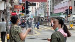 爆發武漢肺炎群聚感染的北角美輪大廈附近，仍然有市民除下口罩在行人路邊抽煙。(美國之音湯惠芸)