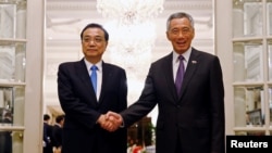 新加坡總理李顯龍在新加坡總統府與中國總理李克強握手。（2018年11月12日） 