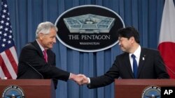 哈格爾(左)與小野寺五典(右)在聯合記者會上握手
