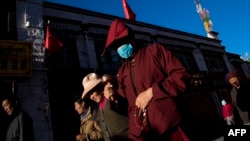 在中國西藏自治區首府拉薩，一名僧侶走在大昭寺外誦經。 (2016年9月10日)