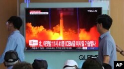 韩国首尔火车站的电视新闻节目正在播放朝鲜新近试射洲际弹道导弹(2017年7月29日)