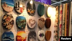 2018年10月16日，在中国广东省广州举办的中国进出口商品交易会（亦称广交会）上，一个摊位上摆放着装饰性马桶盖。