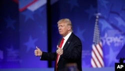 美国总统川普在保守派大会上发表讲话