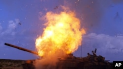 卡扎菲軍隊的坦克在聯軍轟炸中爆炸 (資料圖片)