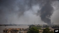 緬甸仰光郊區萊達雅鎮工業區的中資工廠被縱火後冒出的滾滾黑煙。(2021年3月14日)