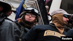 資料照片：“誓言守護者”成員在國會大廈外的台階上參加反對認證拜登當選總統的抗議。 (2021年1月6日)