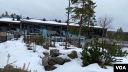 2025年3月3日，阿赫泰里動物園的熊貓園幾乎被白雪淹沒。 (美國之音/李北平攝)